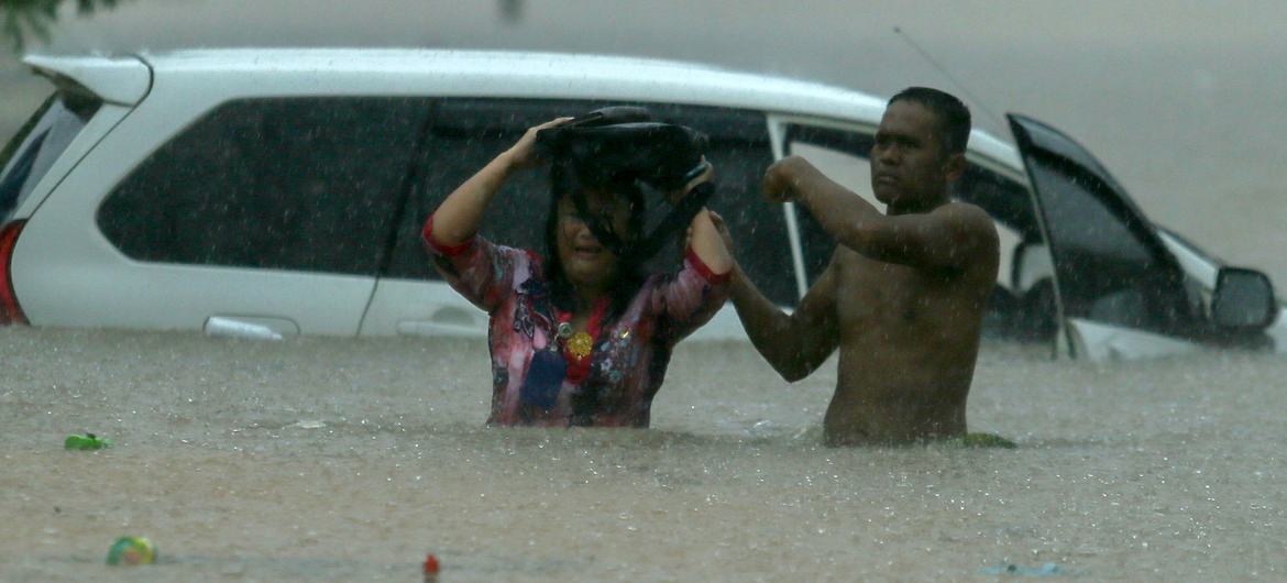 Cover by Deadly floods show need for faster, wider warnings, UN agency says